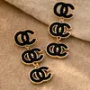 Brincos Pingente Letra Cc Inlaid em Resina com Pérola Imitação e Strass da Qingdao Daiwei Jewelry São Adequados para Uso Diário Feminino