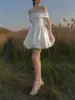 Vestido de novia ligero estilo francés, diseño corto de satén sin hombros, simple y único con un toque de alta gama, adecuado para fotografía de viajes al aire libre, con una falda abullonada para sesiones de fotos