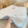 Juego de colcha de tres piezas de grado A con gasa de doble capa por un lado y terciopelo de leche por el otro, adecuado para dormitorios de estudiantes y se puede usar por ambos lados como protector de cama