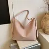 Mochila tejida con patrón transfronterizo para mujer 2026 nueva bolsa de mano coreana de nicho bolsa de hombro casual de gran capacidad