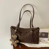 Bolso de Terciopelo Gamuzado para Mujer 2026 Nuevo Otoño Retro Gorpcore para Viajes Cotidianos Bolso de Hombro Único Popular Versátil Bolso de Axila