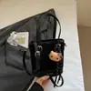 Bolso con Estampado de Leopardo para Mujer Otoño e Invierno 2025 Nuevo Versátil Diseño de Nicho Bolso de Hombro Cruzado Popular Bolso Cubo Portátil