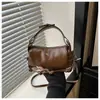 Bolsa Cilíndrica de Couro Patente Brilhante Modelo Novo 2026 Bolsa de Mão e Bolsa Transversal Versátil para o Dia a Dia e Viagens Bolsa Feminina de Alto Valor Estilo Almofada