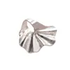 Anillo Exagerado con Textura Metálica y Plisados en Forma de Flor con Artesanía Pesada Transfronteriza, Joyería de Nicho Minimalista Única y de Alta Gama