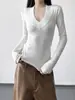 2025 Nova Roupa de Inverno Camiseta de Manga Longa, Design Feminino com Decote em V Emagrecedor, Camiseta Básica Branca Feminina
