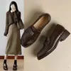 Mocasines con hebilla de rosa para mujer, zapatos de vestir sencillos estilo británico retro otoño 2026, slip-on versátiles para todas las estaciones, zapatos pequeños de cuero para mujer
