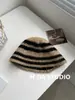 Gorro de Pescador de Felpa Tejido a Rayas para Mujer, Otoño e Invierno, Adelgazante de Rostro, Versátil, Cálido, Nuevo Modelo 2025, Sombrero de Cubo para Circunferencia de Cabeza Grande