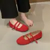 Extremadamente hermosos e impresionantes, perfectos para combinar con una falda, zapatos de una correa poco profundos de gamuza roja para mujer, modelo nuevo 2026 zapatos Mary Jane planos
