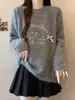 Suéter redondo de malha casual, macio e solto para mulheres, com bordado de letra estilo coreano e laço de pérola, para outono e inverno