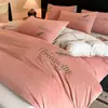 Conjunto de Roupa de Cama de Veludo de Leite Quatro Peças Inverno Veludo Coral Espessado Folha de Cama Outono e Inverno Capa de Edredom Saia de Cama Conjunto de Três Peças Roupa de Cama
