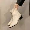 Botas de tornozelo de couro macio com bico fino francês e salto grosso para mulheres, botas versáteis de corte justo com design único, botas Martin, botas Chelsea