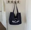 Bolso floral simple y artístico versión coreana 2026, bolso cruzado plisado fresco y delicado estilo bosque, bolso de hombro casual y relajado para ir al trabajo