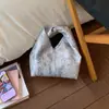 Bolso Bordado de Nicho Estilo Chino Nuevo para Mujer 2026 Modelo Nuevo Bolso Tote Pequeño para Viajes Diarios Bolso de Mano Bolso Cubo Bolso de Tela