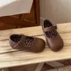 Zapatos de cuero florales rústicos vintage para niñas, nuevo modelo de verano 2026, zapatos Mary Jane de princesa para niños, elegantes y versátiles