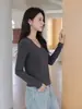Top de capa base moderno y elegante con cuello en V para mujer, otoño e invierno, corte ajustado, que realza la figura, terciopelo alemán, de manga larga, diseño hueco, top elegante