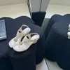 Sandalias de cuña de una tira de estilo francés de verano nuevas, versión coreana 2026 para mujer con tira de dedo y tacón alto
