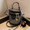 2025 Bolso Cruzado Versátil Bolso de Mano para Mujer Bolso Cubo Versátil de Moda Bolso de Hombro de Moda con Colgante Lindo