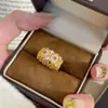 Anillo Abierto Flor Calada Chapado en Oro Real de 18K Circonita Anillo Versátil Retro para Dedo Índice Lujo Accesible Joyería de Mano de Gama Alta