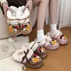 Bonitas y cómodas pantuflas de algodón 2026 diseño de caricatura, cálidas pantuflas peludas de interior para invierno en casa para mujer, nuevo modelo de suela gruesa