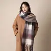 Cachecol Xadrez Preto e Branco Estilo Coreano para Estudantes, Realça a Tez, Novo Cachecol Xadrez Outono/Inverno 2026 Feminino com Franjas