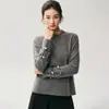 Suéter de cashmere com corte relaxed e gola redonda para mulheres, com detalhes de borboletas nos punhos, uma peça básica casual e elegante, e um top de cashmere
