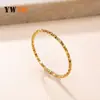 Anillo de textura de onda ultrafina minimalista coreano y japonés, anillo liso de acero inoxidable de diseño nicho chapado en oro de 18 quilates, joyería de mano