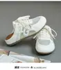 Novos modelos 2026 de chinelos femininos para uso externo, sapatos de treino alemães de malha respirável para o verão, versáteis, leves, confortáveis, chinelos de bico fechado