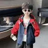 Q030 Chaqueta con capucha y cremallera de bloques de color para niño, estilo primavera/otoño, look casual deportivo, prenda exterior elegante y versátil
