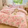 Nuevo juego de ropa de cama de cuatro piezas de terciopelo de leche estampado de grado A para bebé y maternidad 2026, diseñado para uso doméstico, con un estilo fresco y sencillo, que proporciona calidez y grosor extra, adecuado para dormitorios en invierno.