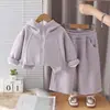 Nuevo atuendo de invierno para niñas: elegante y cálido, con forro de polar y tejido grueso, perfecto para otoño e invierno, conjunto casual de dos piezas con capucha, moderno y disponible para dropshipping