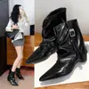 Botas western retrô de bico fino para mulheres, novo estilo outono e inverno 2026, com design de fivela de cinto, salto grosso único, botas pantacourt da moda