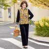 Nova coleção de outono estilo chinês para mães: terno de veludo moderno, colete reversível e um conjunto de três peças com estética chinesa tradicional, projetado para mulheres de meia-idade e idosas