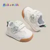 Sapatos para Bebês e Crianças Pequenas, Sapatos Brancos Infantis, Tênis Esportivos para Meninos e Meninas, Modelos Primavera e Outono 2026, Sapatos Forrest Gump com Solado Macio, Tênis Antiderrapantes