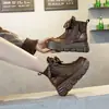 Botas Martin femininas de couro macio com forro de fleece, botas curtas, novo estilo outono/inverno 2026, sapatos de sola grossa que aumentam a altura para mulheres baixinhas, botas de cano alto de algodão