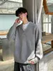 Nueva colección otoño/invierno 2025: Suéter tejido casual retro americano, de corte relajado y cuello en V, prenda exterior de color liso para hombre