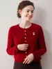 Nuevo abrigo suéter cálido y versátil de otoño para mujer, moderno y rejuvenecedor, con bordado de oso y detalles de botones de punto.
