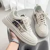 Sapatos masculinos primavera 2026 novos estilosos versáteis esportivos casuais tênis marca de moda de luxo masculina sapatos brancos estilosos