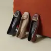Sapatos rasos de couro macio estilo francês para mulheres, sapatos versáteis de trabalho vintage de outono com bico quadrado, sapatos femininos de sola macia e resistentes ao desgaste