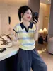 Camiseta polo listrada color-blocking de manga curta com mangas tipo boné para mulheres 2026 novo estilo única linda top para looks de início de verão