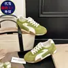 Tênis de treino feminino alemão com aumento interno de altura, novos tênis casuais retrô versáteis para primavera e outono 2026, sapatos brancos leves de sola macia