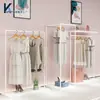 Estante de Exhibición Blanco de Pie para Tienda de Ropa Estante de Exhibición para Ropa de Mujer con Colgador Lateral Gabinete Alto de Doble Capa Perchero