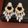 Brincos de agulha prateada com diamantes, franjas ovais e pérolas, oferecendo um luxo leve e uma sensação de alta qualidade, brincos de estilo vintage da corte francesa