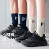 Meias Longas Outono e Inverno Masculinas e Femininas ins Tendência Letra P Meias de Comprimento Médio Meias de Algodão Japonesas e Coreanas Absorventes de Suor Meias Esportivas de Tubo Longo para Casais Meias Femininas
