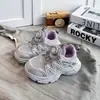 Tênis com fivela giratória para crianças, novos modelos de outono 2026, tênis estilo "dad shoes" para meninas, tênis de trilha para atividades ao ar livre para meninos, calçados casuais