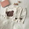 Conjunto de primavera y otoño estilo coreano para niños, nueva sudadera bordada de oso de dibujos animados para niños y niñas, conjunto casual de dos piezas a rayas para bebé