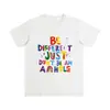 Camiseta Chic Divertida con Letra Graffiti para Mujer Verano Hombro Derecho Holgada Casual Diseño de Manga Corta Top de Algodón Puro Cuello Redondo