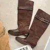 Botas Apiladas Estilo Retro Maillard 2026 Tendencia Caliente Moda Patchwork Correa de Doble Hebilla con Estilo Chica Picante Estilo Páramo Botas Largas por Encima de la Rodilla para Mujer