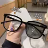 Gafas de Prescripción Fashionables de Montura Cuadrada Fotocromáticas Anti-Luz Azul para Hombres y Mujeres, Adecuadas para Estudiantes, con Efecto Adelgazante