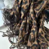 Bufanda de cachemira sintética de estilo europeo y americano, retro de alta gama, con estampado de leopardo, un accesorio cálido y versátil para mujer, un chal cómodo