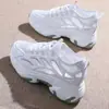 Sapatos Femininos da Moda com Design Vazado Tendência 2026 Novos Verão Malha Leve Respirável Casuais Esportivos para Exterior